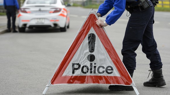 Un motocycliste perd la vie suite à une collision près d'Avenches
Une patrouille de policier (gendarme) du corps de gendarmerie de la Police cantonale vaudoise place un panneau police proche d  ...