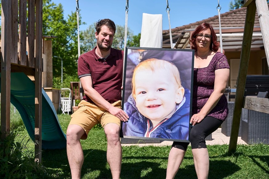 Une tragédie devenue la mission de leur vie : Jean-Christophe Abel et Laure Abel avec un grand portrait du petit Mathys à leur domicile de Versoix (GE), le 1er mai 2026