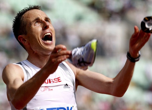 Swiss Viktor Roethlin celebrates after placing third in the men&#039;s marathon race at the 11th IAAF World Championships in Athletics, Osaka, Japan, 25 August 2007. (KEYSTONE/EPA/KERIM OKTEN)