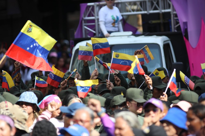 Des personnes participent à un rassemblement en soutien au président Nicolas Maduro à Caracas, au Venezuela, le 6 janvier 2026.