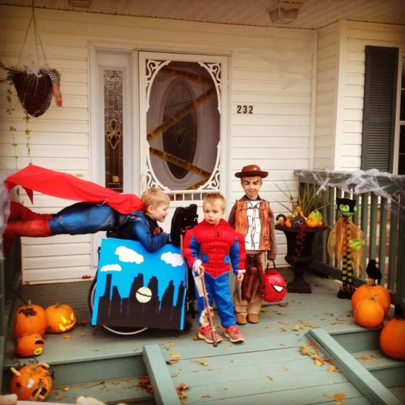 Coole Kostüme für Kinder im Rollstuhl: Superman