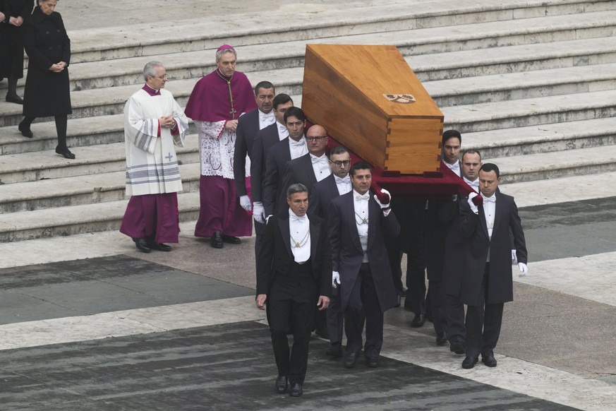 Le simple cercueil de bois qui renferme la dépouille de Joseph Ratzinger.