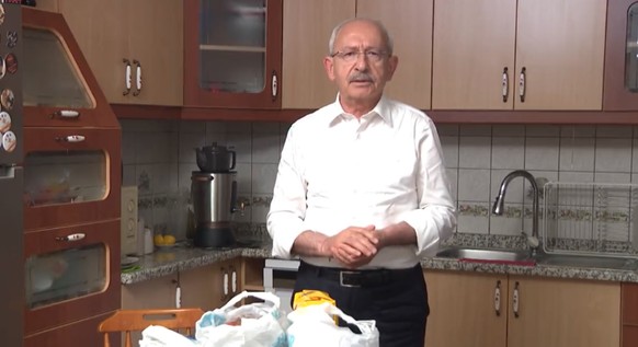 Dans les vidéos qu'il diffuse sur ses réseaux sociaux, Kılıçdaroğlu parle souvent depuis sa cuisine: une image d'homme simple.