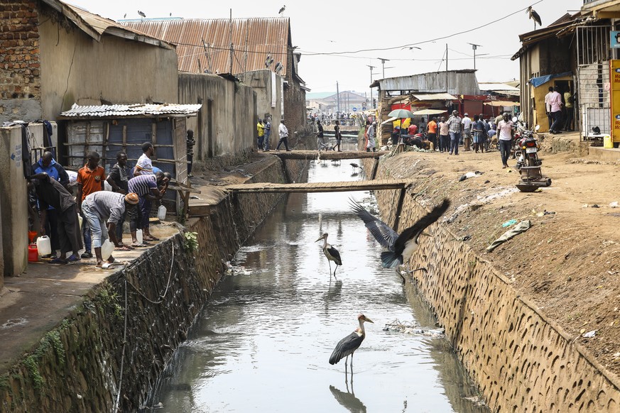 Des gens, des animaux et des maisons ont été engloutis par le glissement de terrain survenu à la suite de fortes pluies dans une décharge du district de Kiteezi, dans le nord de la ville (image d'illu ...