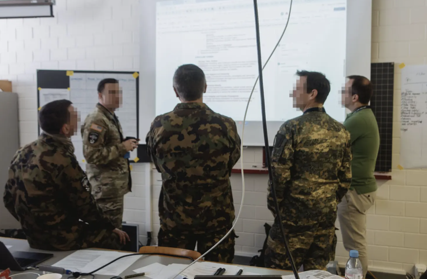 « Nous sommes prêts au combat », déclare un officier suisse. Dernières discussions dans la « Main War Room », juste avant le début de l&#039;exercice « Locked Shields 2024 ».