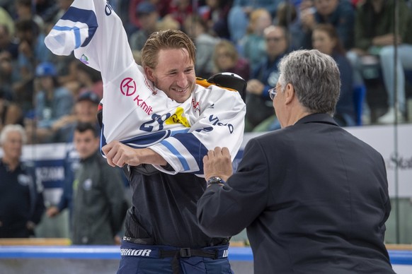 Der Spieler Jakob Lilja Indossa und der Praesident des HC Ambri Priotta Filippo Lombardi anlaesslich der Praesentation der Mannschaft von Ambri, am Sonntag, 6. August 2023, in Ambri. (KEYSTONE/Ti-Pres ...