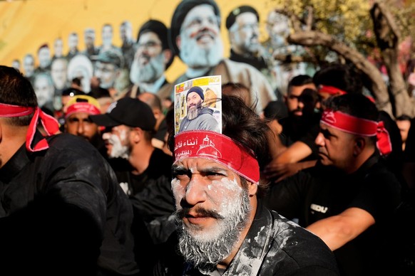 Un partisan du Hezbollah, le visage recouvert de terre de Karbala, participe aux célébrations chiites de l'Achoura à Dahiyeh, au sud de Beyrouth.