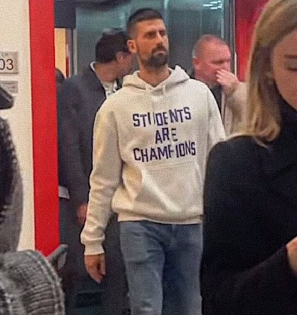 Djokovic a soutenu publiquement les étudiants qui manifestent, avec un sweat leur rendant hommage.
