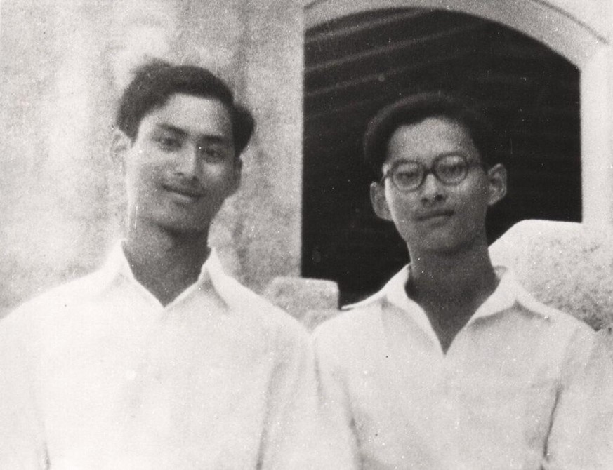 Les deux frères Ananda et Bhumibol en 1946, peu avant la mort mystérieuse de ce premier.
https://commons.wikimedia.org/wiki/File:Ananda_Mahidol_,_Bhumibol_Adulyadej_,_Sangwal_in_Hua-Hin_1946.jpg