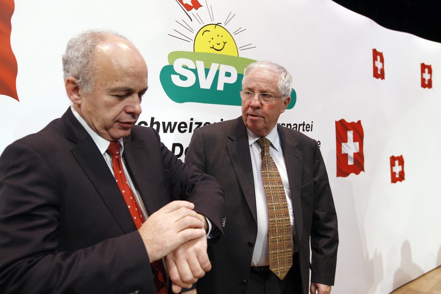 ARCHIV -- SVP Nationalrat Ueli Maurer, links, und SVP Vizepraesident Christoph Blocher, beide nominiert fuer den Bundesrat, stehen im Rampenlicht anlaesslich der SVP Delegiertenversammlung in Dietikon ...