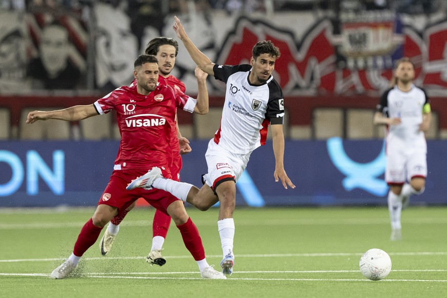 Leonardo Bertone (FCT) (links) kaempft um den Ball mit Sofian Bahloul (FCA) (rechts) im Fussball Meisterschaftsspiel der Swiss Challenge League zwischen FC Thun, FCT, und Aarau, FCA, vom Freitag, 2. M ...