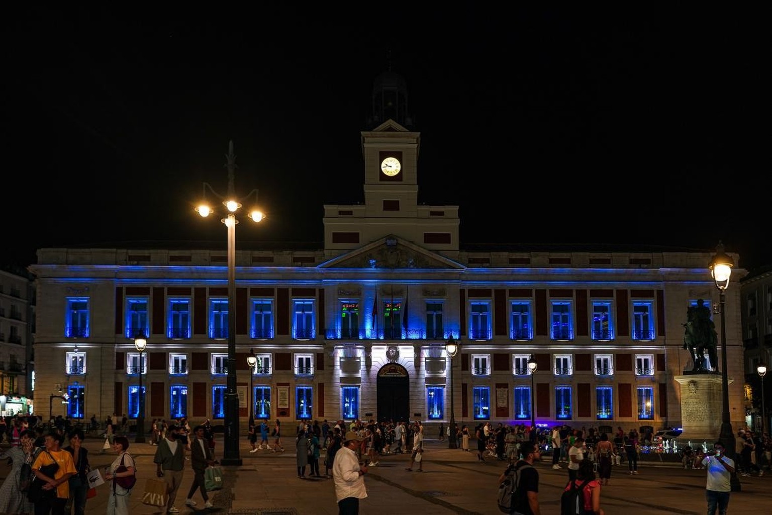 La façade de la Poste Royale, siège de l'Exécutif régional espagnol sur la place Puerta del Sol a été illuminé avec les couleurs blanc et bleu du drapeau israélien.