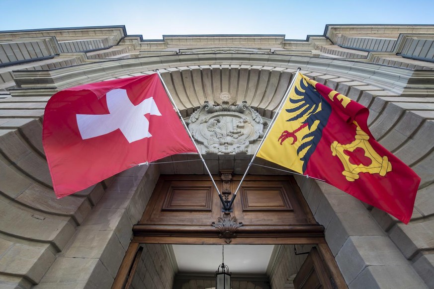 Vue de la porte d&#039;entree du Palais de Justice avec ces deux drapeaux le Suisse et le genevois, photographie, ce jeudi 2 juillet 2020 a Geneve. Le Palais de Justice ou se trouvent le Tribunal de p ...