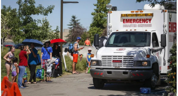 Dans la province de la Colombie britannique au Canada, la température a atteint 49,6 degrés à la fin du mois de juin. Une ambulance de l&#039;Armée du Salut sert de station de refroidissement.