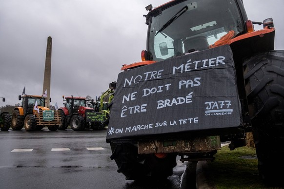- Farmers demonstrate in Fontainebleau - 26/01/2024 - France / Seine-et-Marne / Fontainebleau - Nearly 200 farmers have been occupying the Obelisque de Marie-Antoinette roundabout in Fontainebleau sin ...