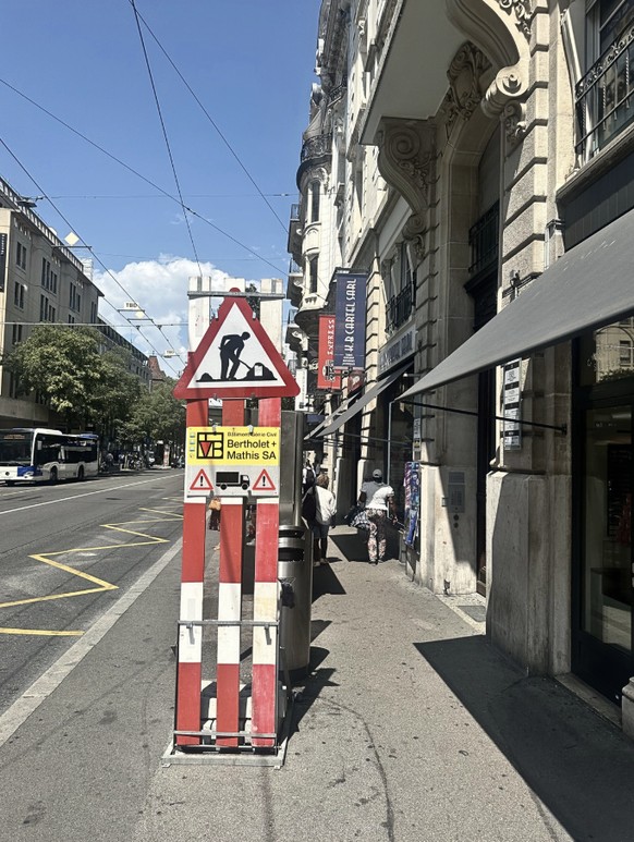 L’arrêt de bus de Bel-Air et son très fin trottoir.