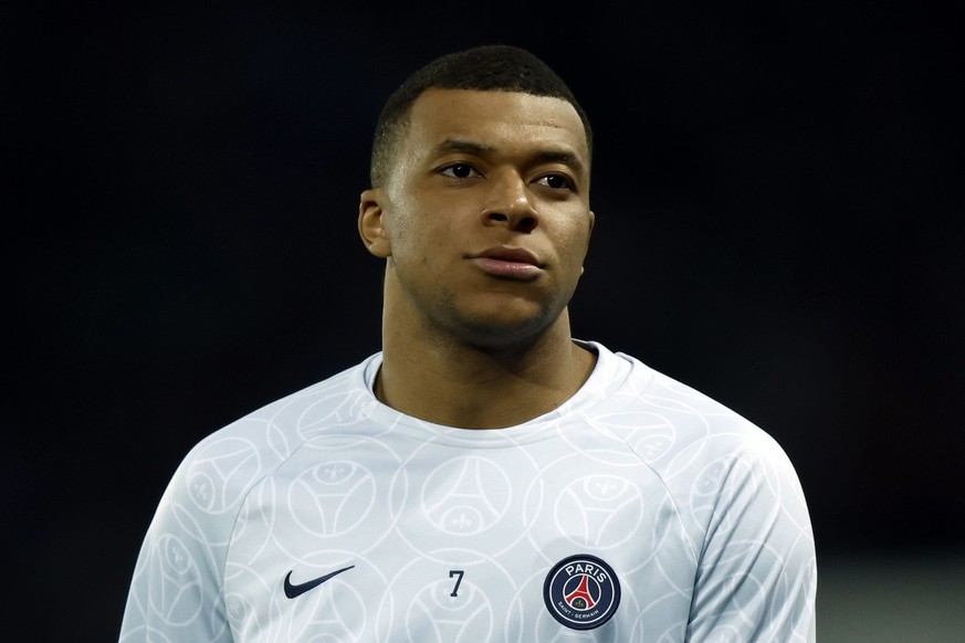 epa10556053 Paris Saint Germain&#039;s Kylian Mbappe warms up prior the French Ligue 1 soccer match between PSG and Olympique Lyonnais at the Parc des Princes stadium in Paris, France, 02 April 2023.  ...