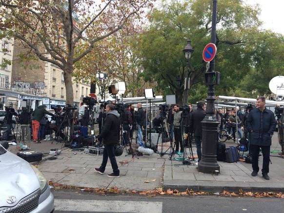 Des télévisions du monde entier prête pour leur direct depuis les environs du Bataclan.