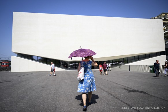 Une personne marche devant le batiment de Photo Elysee et du musee cantonal de design et d'arts appliques contemporains, MUDAC, lors des portes ouvertes du quartier des arts Plateforme 10 ce dima ...