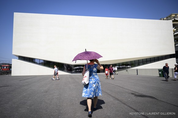 Une personne marche devant le batiment de Photo Elysee et du musee cantonal de design et d&#039;arts appliques contemporains, MUDAC, lors des portes ouvertes du quartier des arts Plateforme 10 ce dima ...