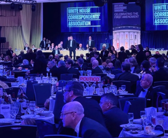 Les invités du dîner des correspondants de la Maison-Blanche, le 25 avril 2026, se réfugient sous les tables après que des coups de feu ont retenti dans le hall d'entrée.