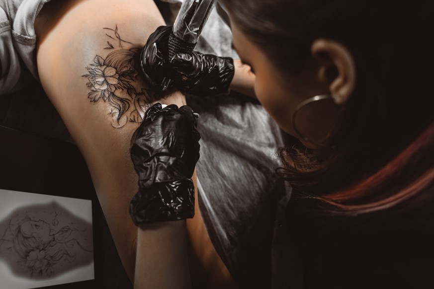 Selon des scientifiques suisses, l’encre de tatouage pourrait fragiliser l’organisme.