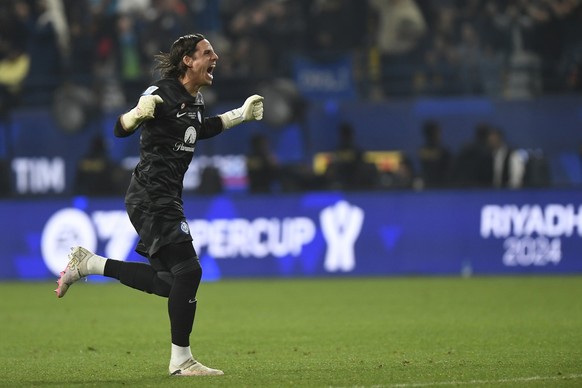 Inter Milan&#039;s goalkeeper Yann Sommer celebrates after his team won the Italian Super Cup final soccer match between Inter Milan and Napoli at Al Awwal Park Stadium in Riyadh, Saudi Arabia, Monday ...
