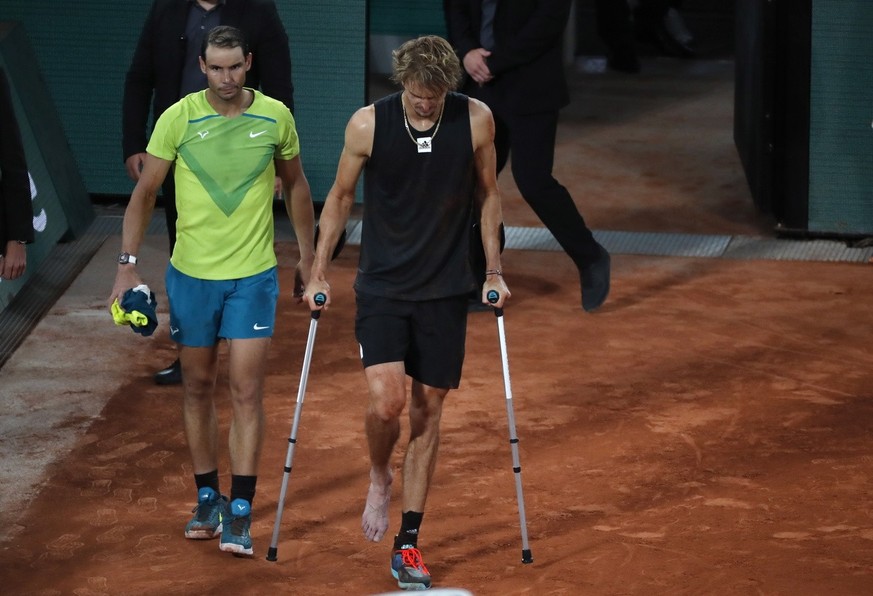 Sorti du Central en chaise roulante, Alexander Zverev y revient avec des béquilles pour annoncer son abandon.