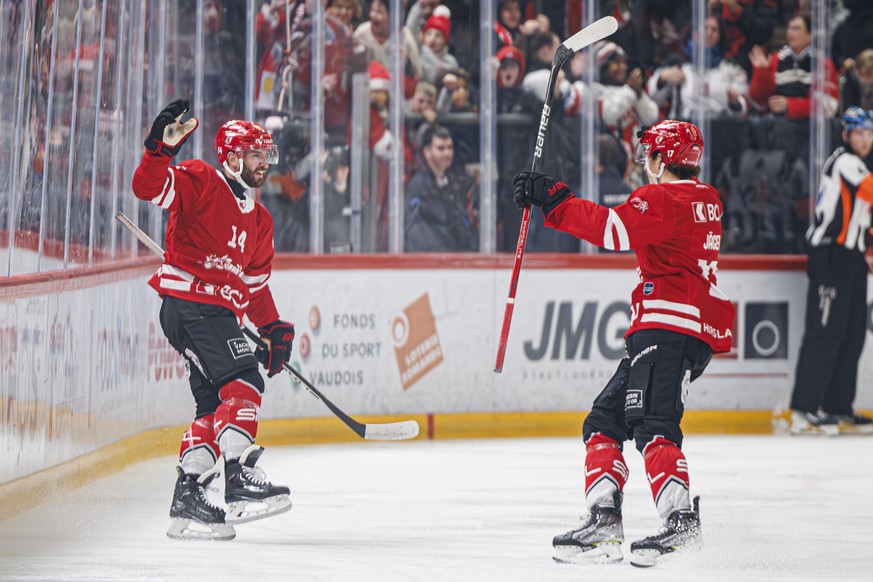 L&#039;attaquant lausannois Jason Fuchs, gauche, celebre son but abvec l&#039;attaquant lausannois Ken Jaeger, droite, lors du match du championnat suisse de hockey sur glace de National League entre  ...