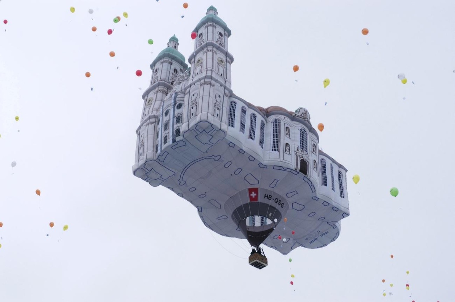 Ein Heissluftballon als fliegende Kathedrale, ein Kunstprojekt von Jan Kaeser und Martin Zimmermann, steigt am Montag, 6. Januar 2003, in St. Gallen zu seinem Jungfernflug auf. Mit dem Flug wird der S ...