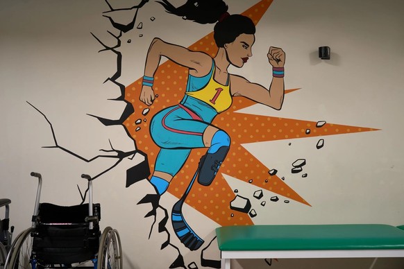 Une fresque dans l'unité de réadaptation pour enfants blessés par la guerre de l'hôpital pour enfants Okhmatdyt, à Kiev. Elle représente une super-héroïne portant une prothèse de jambe.