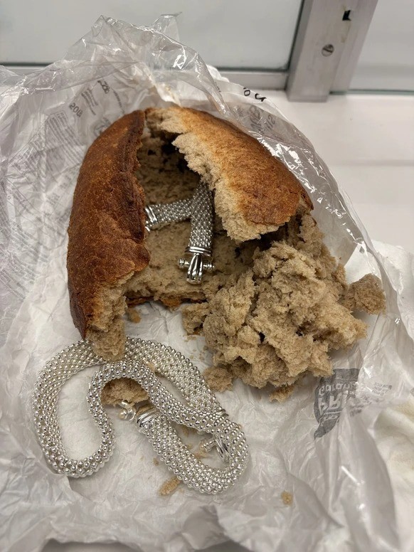 Des bijoux volés découverts à la douane dans une miche de pain.
