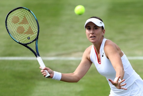 epa10730142 Belinda Bencic of Switzerland plays Danielle Collins of the USA in their Women&#039;s Singles 2nd round match at the Wimbledon Championships, Wimbledon, Britain, 06 July 2023. EPA/ADAM VAU ...