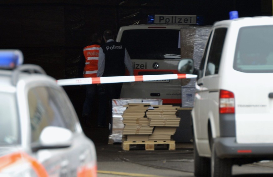 Polizeikraefte sind auf dem Firmengelaende von Kronospan vor Ort, am Mittwoch, 27. Februar 2013, in Menznau. Wie inzwischen bekannt wurde, sind bei einer Schiesserei im Schweizer Unternehmen nach Poli ...