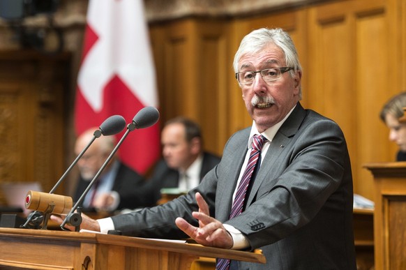 Kommissionssprecher Roland Borer, SVP-SO, spricht an der Herbstsession der Eidgenoessischen Raete, am Montag, 7. September 2015, in Bern. (KEYSTONE/Peter Schneider)