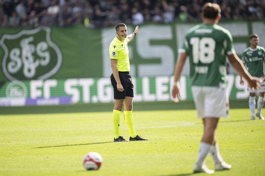 Schiedsrichter Lionel Tschudi im Fussball Meisterschaftsspiel der Swiss Super League zwischen dem FC St. Gallen (SG) und dem FC Luzern (FCL), am Sonntag, 24. August 2025, im kybunpark in St. Gallen. ( ...