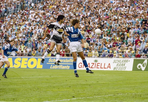 Der Luzerner Heinz Moser, rechts, am 8. Juni 1992 im Wankdorf-Stadion in Bern beim Cupfinal im Kopfbalduell mit dem Luganesi Mauro Galvao. Der FC Luzern gewinnt den Cupfinal gegen den FC Lugano mit 3  ...