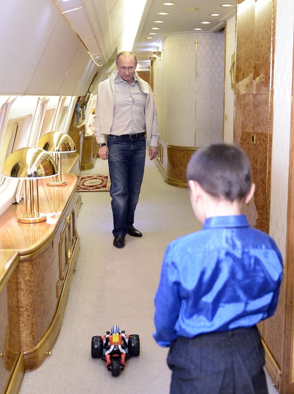 Le président russe et le fils du caporal Bair Banzaraktsaïev, à bord de l'avion présidentiel.