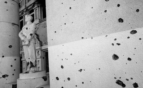 À Boutcha, les traces de la guerre, le sang et les impacts de balles sont toujours visibles.