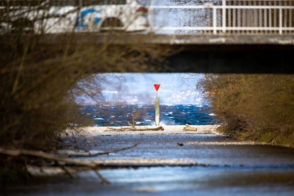 La mousse d&#039;extinction toxique s&#039;est déversée ici dans le lac de Constance via la Goldach.