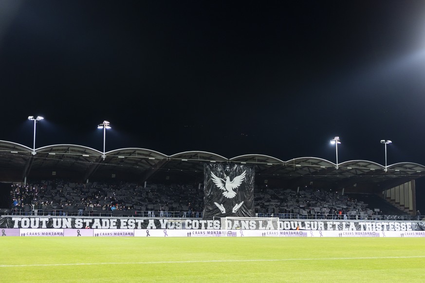 Les joueurs et le public observent une minute de silence en hommage aux victimes du drame survenu dans le bar "Le Constellation" a Crans-Montana lors de la nuit de la Saint-Sylvestre, lors d ...