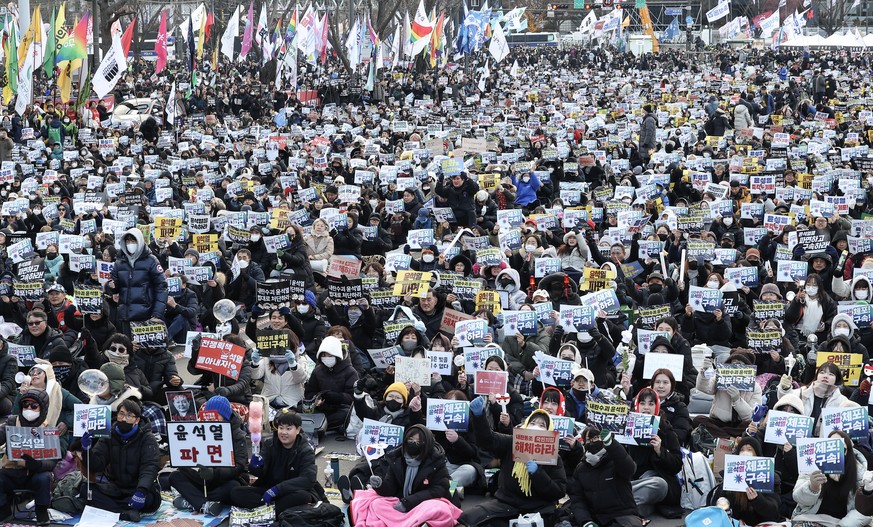epa11805162 Protestors gather during a rally calling for suspended President Yoon Suk Yeol&#039;s immediate resignation in Seoul, South Korea, 04 January 2025. A Seoul court on 31 December 2024 issued ...