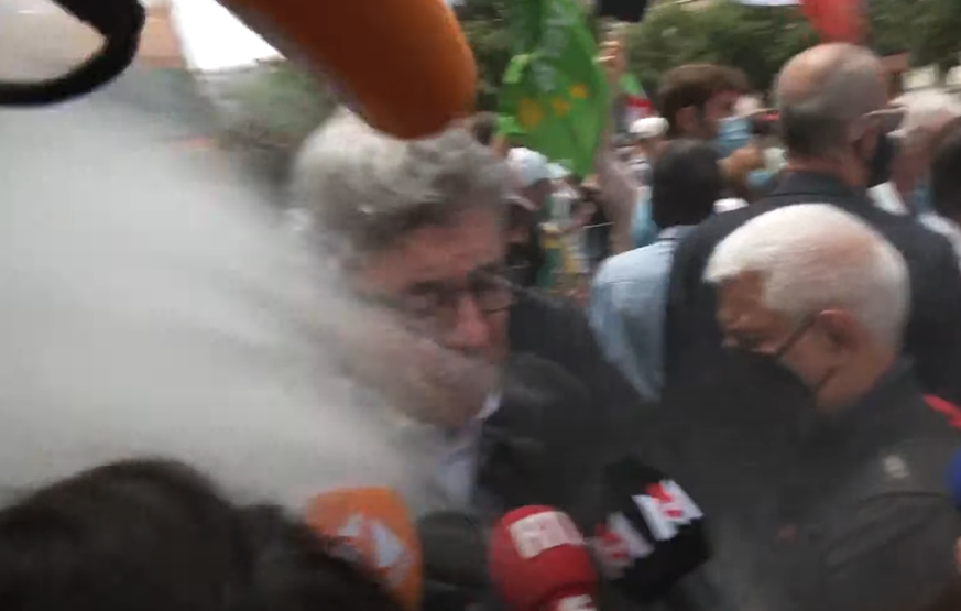 Mélenchon enfariné au départ d'une manif' à Paris