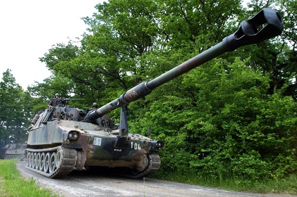 Un char M109 de l' armee suisse photographie en action lors du cour de repetition du Groupe Obusier Blinde 1, ce lundi 3 juin 2002 a Biere. (KEYSTONE/Laurent Gillieron)