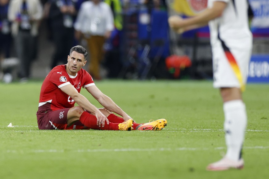 ARCHIVBILD ZUM RUECKTRITT VON FABIAN SCHAER AUS DER NATIONALMANNSCHAFT --- Switzerland&#039;s Fabian Schaer sits on the ground after a draw (1-1) during a Group A match between Switzerland and Germany ...