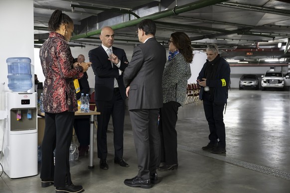 Berset discute à l'abri dans un bunker.
