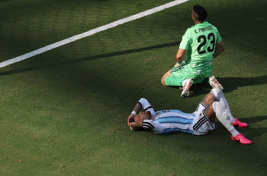 KEYPIX - epa13121554 Argentina goalkeeper Emiliano Martinez (top) and Nicolas Otamendi of Argentina react dejected after conceding the 1-0 goal during the FIFA World Cup 2026 final match Spain against ...