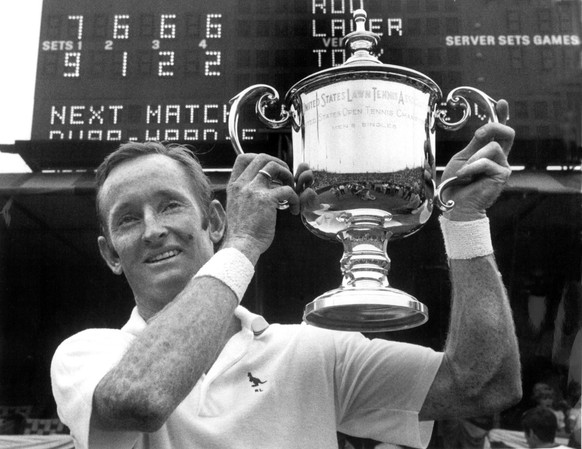 Der Australier Rod Laver haelt nach seinem Sieg bei den US-Open am 9. September 1969 stolz die Trophaee hoch. Mit seinem Sieg beim vierten Grand-Slam-Turnier des Jahres hat er zum zweiten Mal nach 196 ...