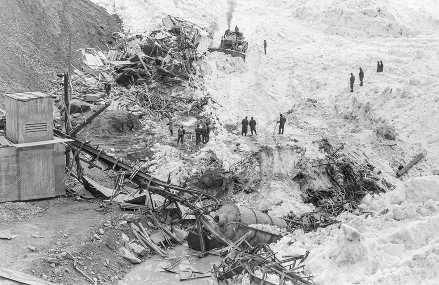 Die Bergungsarbeiten auf dem zerstoerten Barackenlager der Baustelle des Mattmarkstausees im Kanton Wallis, aufgenommen am 31. August 1965. Am 30. August 1965 ging eine Eislawine vom Allalingletscher  ...