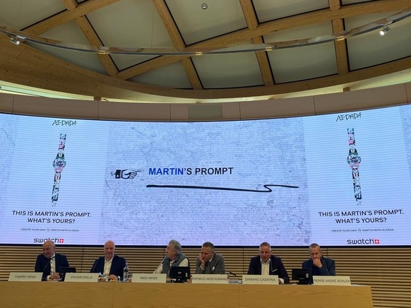 Nick Hayek (3e depuis la gauche) et ses collaborateurs présentent une montre Swatch fictive visant Martin Schlegel.